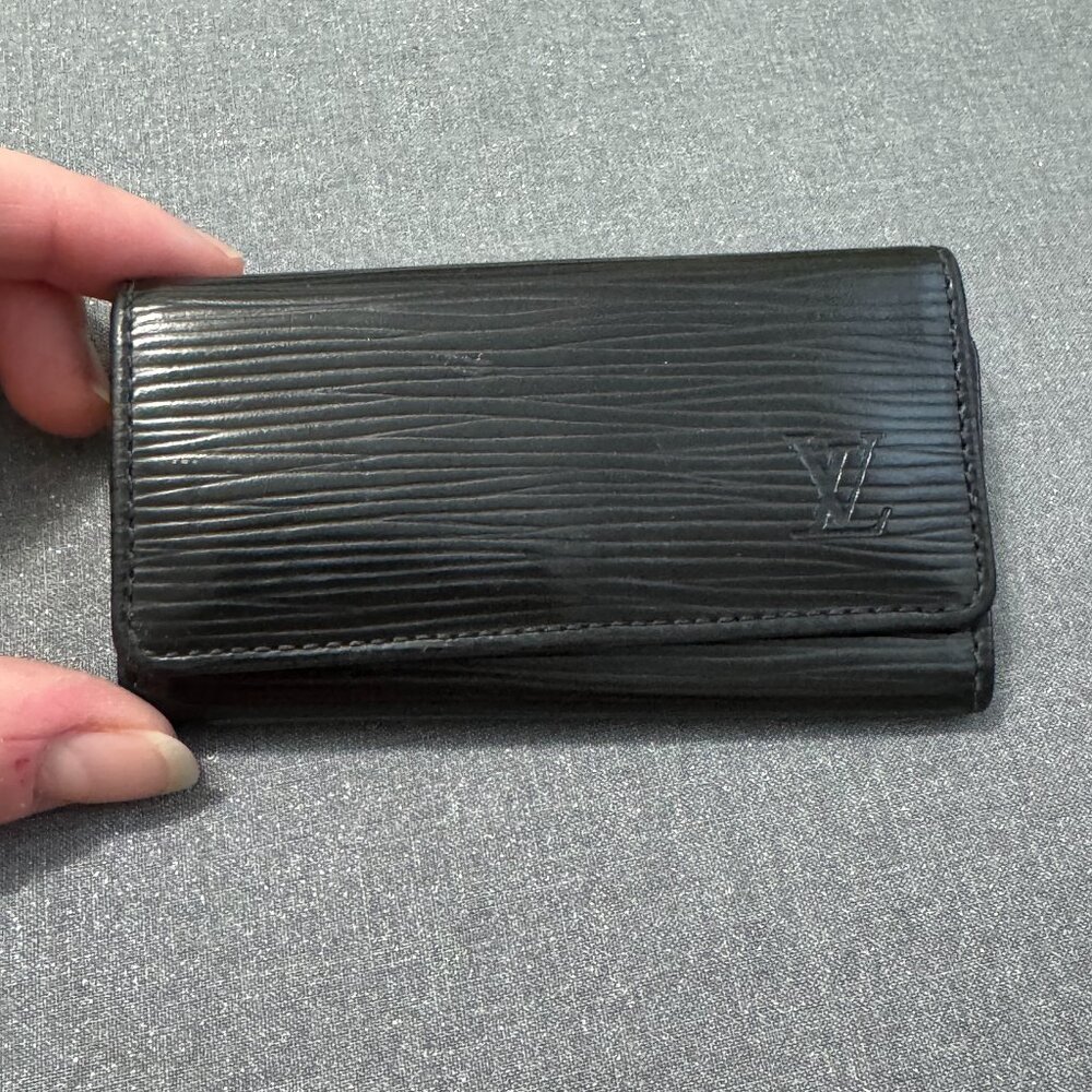 Authentic Louis Vuitton Epi 4 key ring (black)